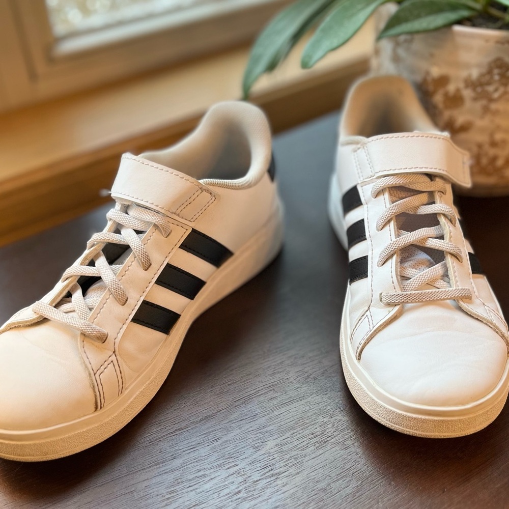 Boys Size 4.5 Adidas Kids White and Black Sneakers